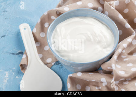 La crème sure. Les produits laitiers sur table en pierre. Banque D'Images