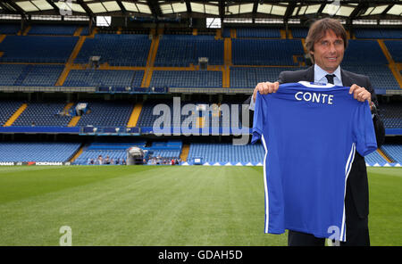 Nouveau manager de Chelsea Antonio Conte est inauguré sur le terrain après une conférence de presse à Stamford Bridge, Londres. Banque D'Images