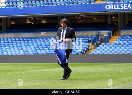 Nouveau manager de Chelsea Antonio Conte est inauguré sur le terrain après une conférence de presse à Stamford Bridge, Londres. Banque D'Images