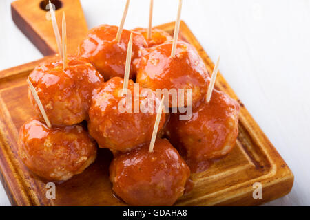 Boulettes de poulet sur les brochettes, facile apéritif Banque D'Images