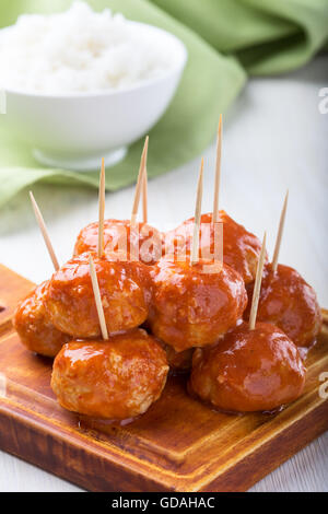 Boulettes de poulet sur les brochettes, servi avec du riz, de l'entrée facile Banque D'Images