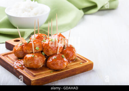 Boulettes de poulet sur les brochettes, servi avec du riz, de l'entrée facile Banque D'Images