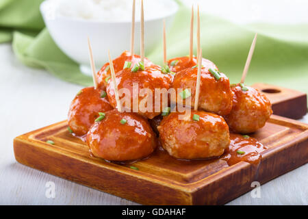 Boulettes de poulet sur les brochettes, servi avec du riz, de l'entrée facile Banque D'Images