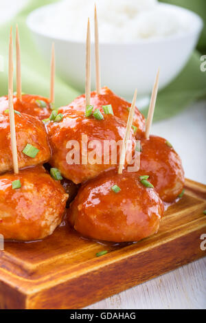 Boulettes de poulet sur les brochettes, servi avec du riz, de l'entrée facile Banque D'Images