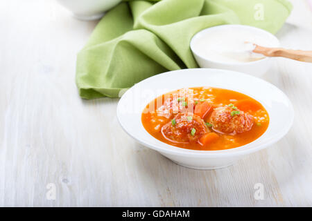 Soupe de boulettes de poulet fait maison avec du riz en plaque blanche, rapide, chaud et délicieux repas chaud d'hiver Banque D'Images