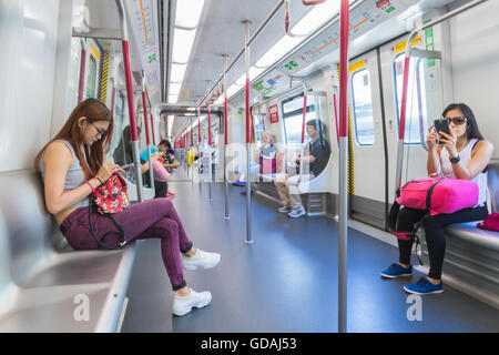 Les passagers voyageant sur la ligne de MTR Tung Chung HK Banque D'Images