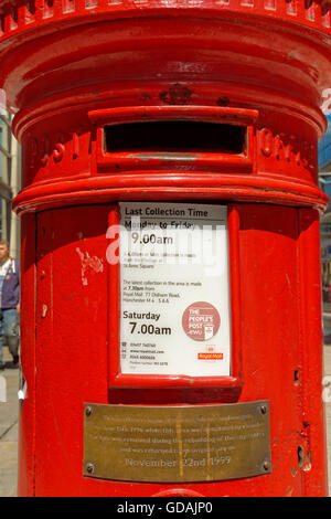 Post box sur Corporation Street, Manchester City Centre, qui a survécu intact pendant un présumé attentat de l'IRA en juin 1996. Banque D'Images