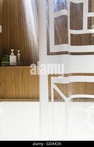 Intérieur moderne de salle de bain avec douche de course Banque D'Images