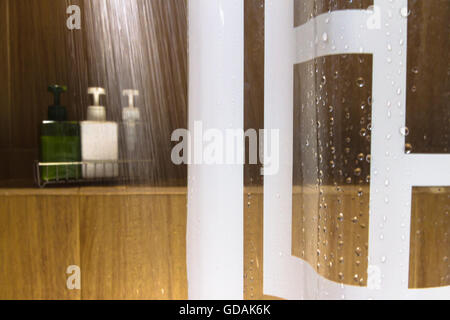 Intérieur moderne de salle de bain avec douche de course Banque D'Images