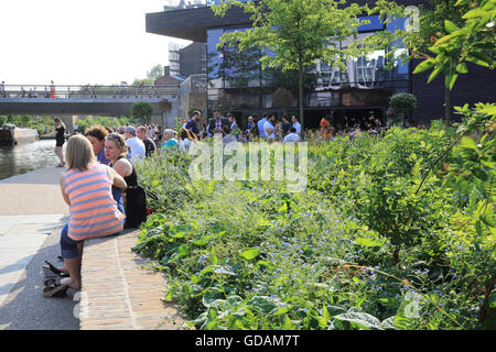 Les gens se détendre au bar à côté du canal de l'Lighterman gastro pub sur Regents Canal, à côté de la place du grenier, dans le nord de Londres, UK Banque D'Images