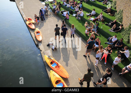 Détente au bord de la Regent's Canal sur une journée d'été, à Kings Cross, NC1, à Londres, Angleterre, RU Banque D'Images