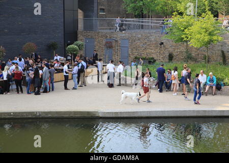 Les gens se détendre au bar à côté du canal de l'Lighterman gastro pub sur Regents Canal, à côté de la place du grenier, dans le nord de Londres, UK Banque D'Images