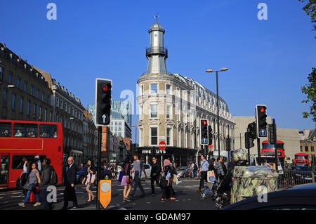 L'animation de la sortie en face de l'immeuble phare restauré sur Gray's Inn Road, à côté de la gare de Kings Cross, London, UK Banque D'Images