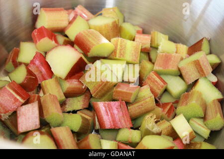 Confiture de rhubarbe fait maison, faire de la confiture, conserve, la plaque test, point d'ébullition, pectine, confiture, faire de la confiture, maslin pan, entonnoir, pots Banque D'Images