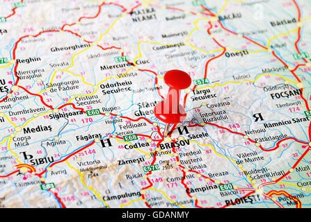 Close up de Brasov, Roumanie plan avec broche rouge - Travel concept Banque D'Images