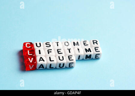 CLV Customer Lifetime Value écrit sur dés sur fond bleu Banque D'Images