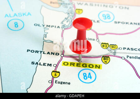 Close up of Oregon State USA map avec broche rouge - Travel concept Banque D'Images