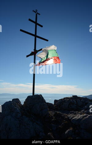 Drapeau national bulgare lié sur une croix sur la montagne Banque D'Images