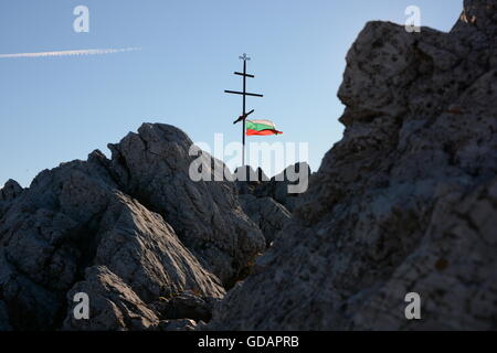 Drapeau national bulgare lié sur une croix sur la montagne Banque D'Images