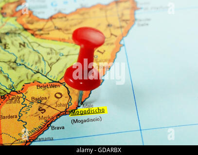 Close-up d'une punaise rouge sur une carte de Mogadishu, Somalie Afrique - travel concept Banque D'Images