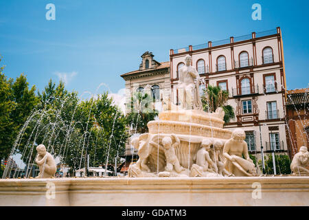 Fontaine sur la place Puerta de Jerez à Séville, Espagne. Banque D'Images