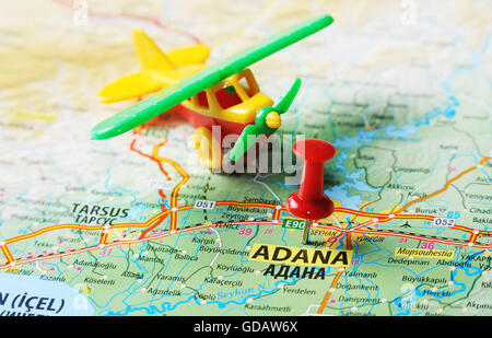 Close up d'Adana, Turquie carte avec broche rouge et avion - Travel concept Banque D'Images