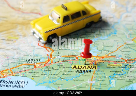 Close up d'Adana, Turquie carte avec broche rouge et d'un taxi - Travel concept Banque D'Images