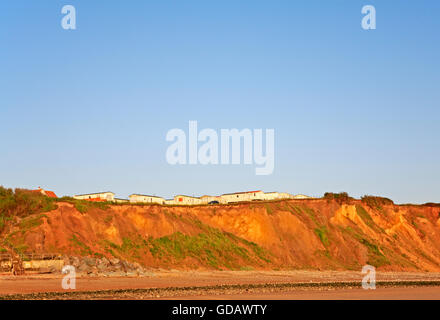 Une vue sur la plage et les falaises avec une falaise camping site at East Runton, Norfolk, Angleterre, Royaume-Uni. Banque D'Images