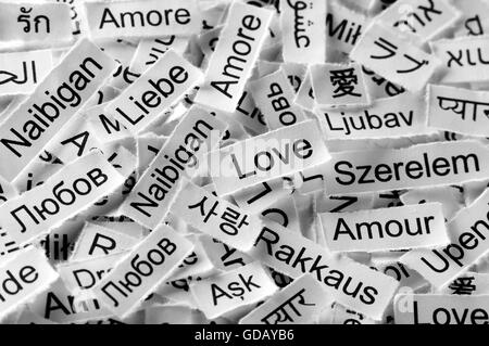 Amour Nuage de mots imprimés sur du papier d'autres langues Banque D'Images