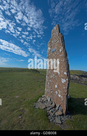 Pierre commémorative à Ronnie & Morgan Simison le Tombeau des Aigles sur South Ronaldsay, îles Orkney. L'Écosse. 10 596 SCO. Banque D'Images