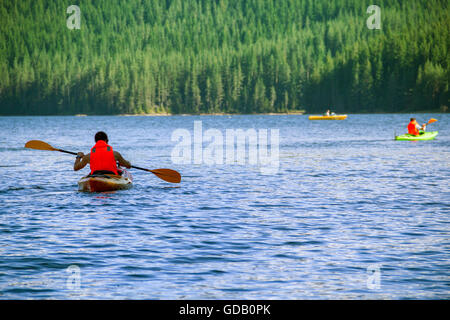 Homme voyageant en kayak à travers les belles montagnes en Bulgarie au coucher du soleil Banque D'Images