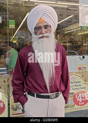 Un partenaire indien avec un turban et longue barbe blanche sur la 74e Rue à Jackson Heights, Queens, New York Banque D'Images