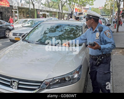 Un policier de la circulation de New York donne un billet pour le stationnement illégal à Jackson Heights, Queens, New York traffic cop, noir, Banque D'Images