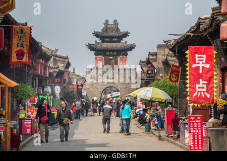 La Chine, dans la province du Shanxi Pingyao,Ville,patrimoine,Yamen Street,Gate près de l'ancien Gouverneur, Banque D'Images