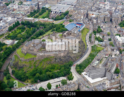 Le Château d'Édimbourg et le centre-ville à partir de l'air, à la recherche sur la vieille ville et du marché de l'herbe, Central Scotland, UK Banque D'Images