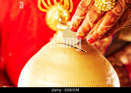 1 Femme adulte indienne mariée Tirelire argent montrant l'insertion Banque D'Images