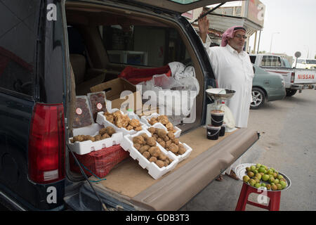 Les truffes du désert rare à la vente à la piste de course de chameaux, Al Shahiniya, au nord de Doha, au Qatar. Banque D'Images