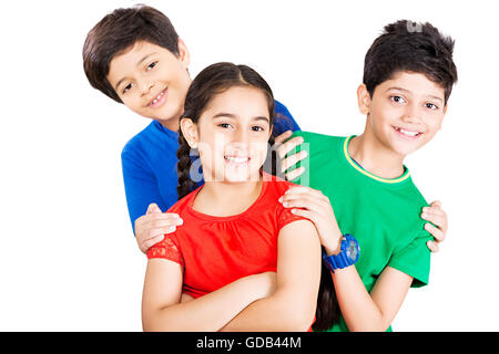 3 enfants garçons et Girl friends Arms Crossed Standing profiter Banque D'Images