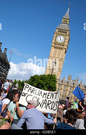 Les manifestants restent Brexit avec "Parlement de l'affiche des lâches au Parlement Square Londres Royaume-Uni le 2 juillet 2016 KATHY DEWITT Banque D'Images