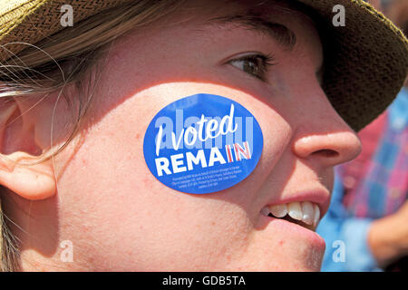 Jeune femme voter protestataire porte un "J'ai voté restent' autocollant sur son visage au Brexit Anti manifestation à Londres 23 juin 2016 KATHY DEWITT Banque D'Images