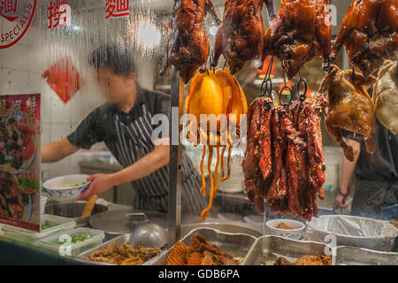 Restaurant Boutique windows afficher dans Chinatown montrant le canard de Pékin la viande et le poisson Banque D'Images