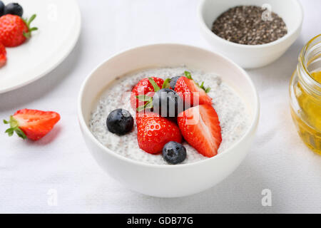 Les graines de chia pudding à la fraise et la myrtille, de l'alimentation close-up Banque D'Images