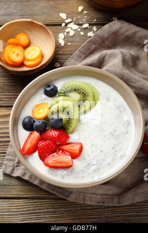 Chia pudding avec des fruits, de l'alimentation close-up Banque D'Images