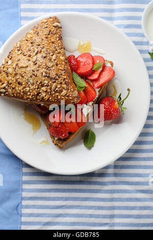 Sandwich avec du miel et des fraises, de l'alimentation vue d'en haut Banque D'Images