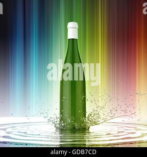 Bouteille vide de vin sans étiquette sur fond de couleur water splash Banque D'Images