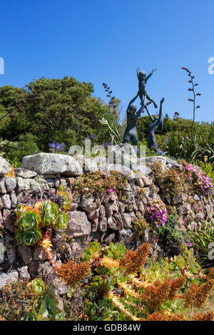 La sculpture, "Les enfants de Tresco', par David Wynne, jardin de l'abbaye de Tresco, de Carn près de Road,, Îles Scilly Tresco, Royaume-Uni Banque D'Images