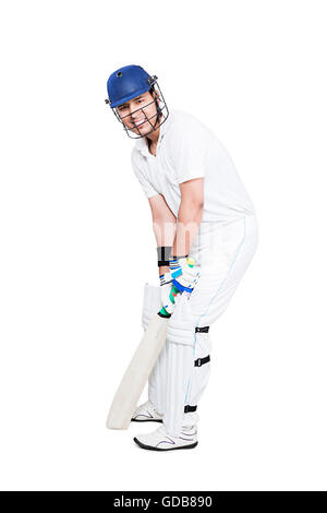 Un jeune homme indien cricketer jouant cricket jeu sport holding bat Banque D'Images
