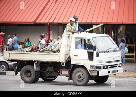 Les Petites Antilles La Barbade paroisse Saint Michael West indies Bridgetown capitale ouvriers travailleurs soulevez l'arrière du camion école safet Banque D'Images