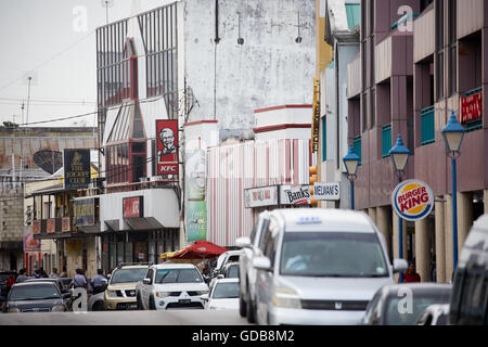 Les Petites Antilles La Barbade paroisse Saint Michael West indies Bridgetown IMPERIAL PLAZA rue large occupé stree shoppers bondé Banque D'Images