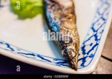 Close up de poissons grillés dans un plat dans un restaurant japonais à Chiang Mai Thaïlande Banque D'Images